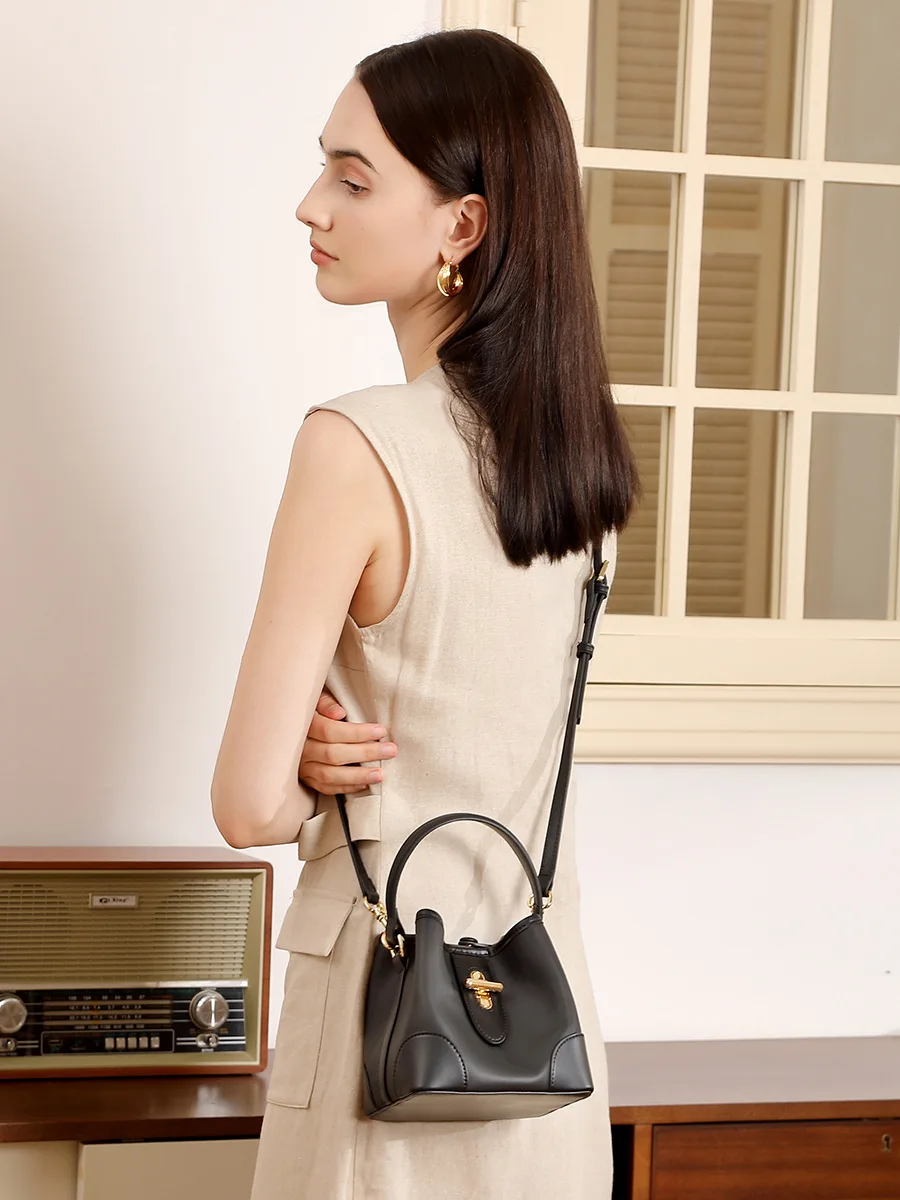 2025 جديد فاخر حقيبة كروسبودي المرأة انقسام الجلود كبسولة صغيرة دلو حقيبة العصرية الراقية الإحساس الإكسسوارات #3