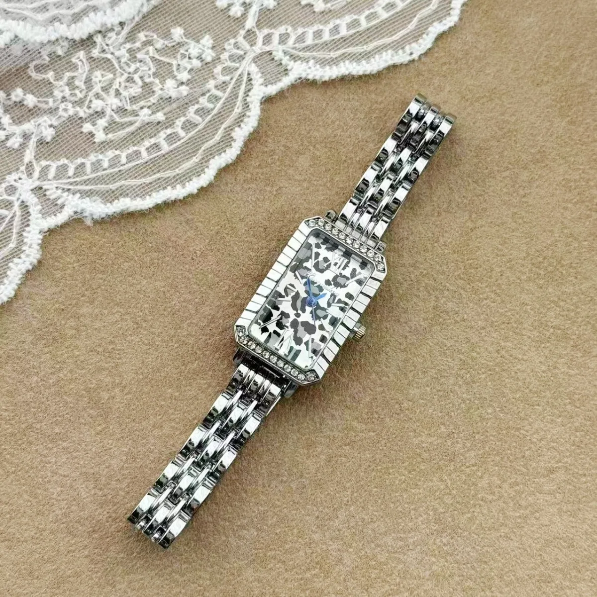 ساعة نسائية أنيقة أحدث الاتجاهات الأوروبية الأمريكية خمر ليوبارد طباعة الطلب سبائك الزنك حزام (استيك) ساعة الإكسسوارات