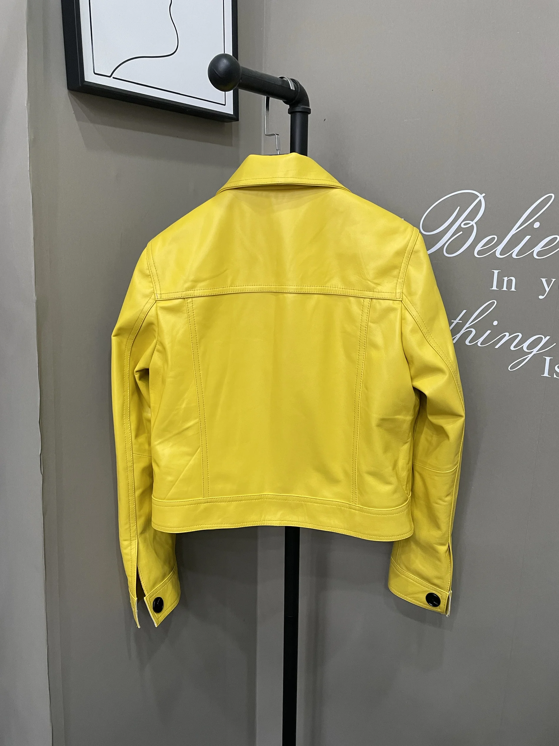 เสื้อแจ็คเก็ตหนังแท้สีเหลืองสำหรับผู้หญิง หนังแกะ คอเหลี่ยม สไตล์ลำลอง ติดกระดุมแถวเดียว ทรงมอเตอร์ไซค์ ไซส์ใหญ่