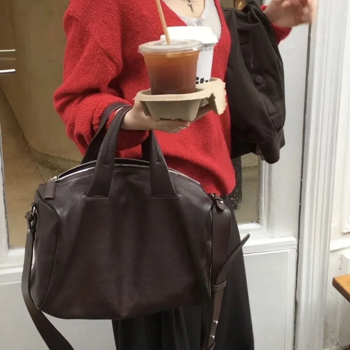 

2026 New First-layer Cowhide Niche Boston Leisure Shoulder Bag Commuting Large-capacity Handbag Travel Bag