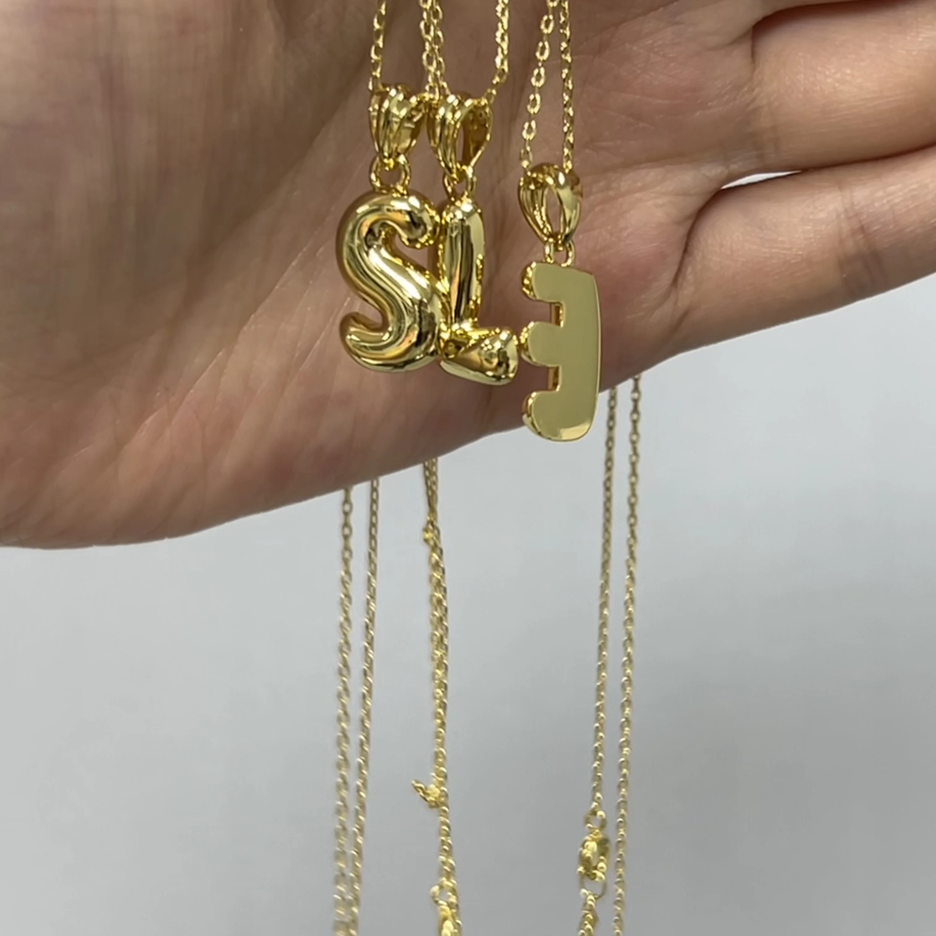 Naszyjnik z inicjałem dla mężc – Initial Letter Necklace 18K Gold recenzja i cena