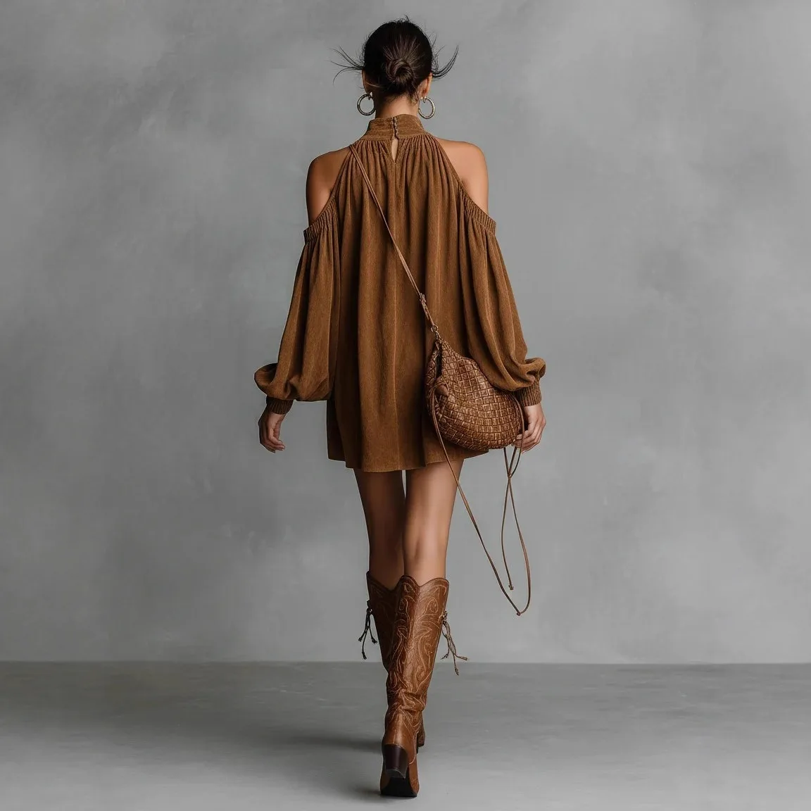 Vestido Mini Feminino de Camurça Camel com Ombro Vazado, Gola Halter e Manga Lanterna, Solto, Estilo Ocidental, Casual para Festa, Nova Coleção Primavera 2026