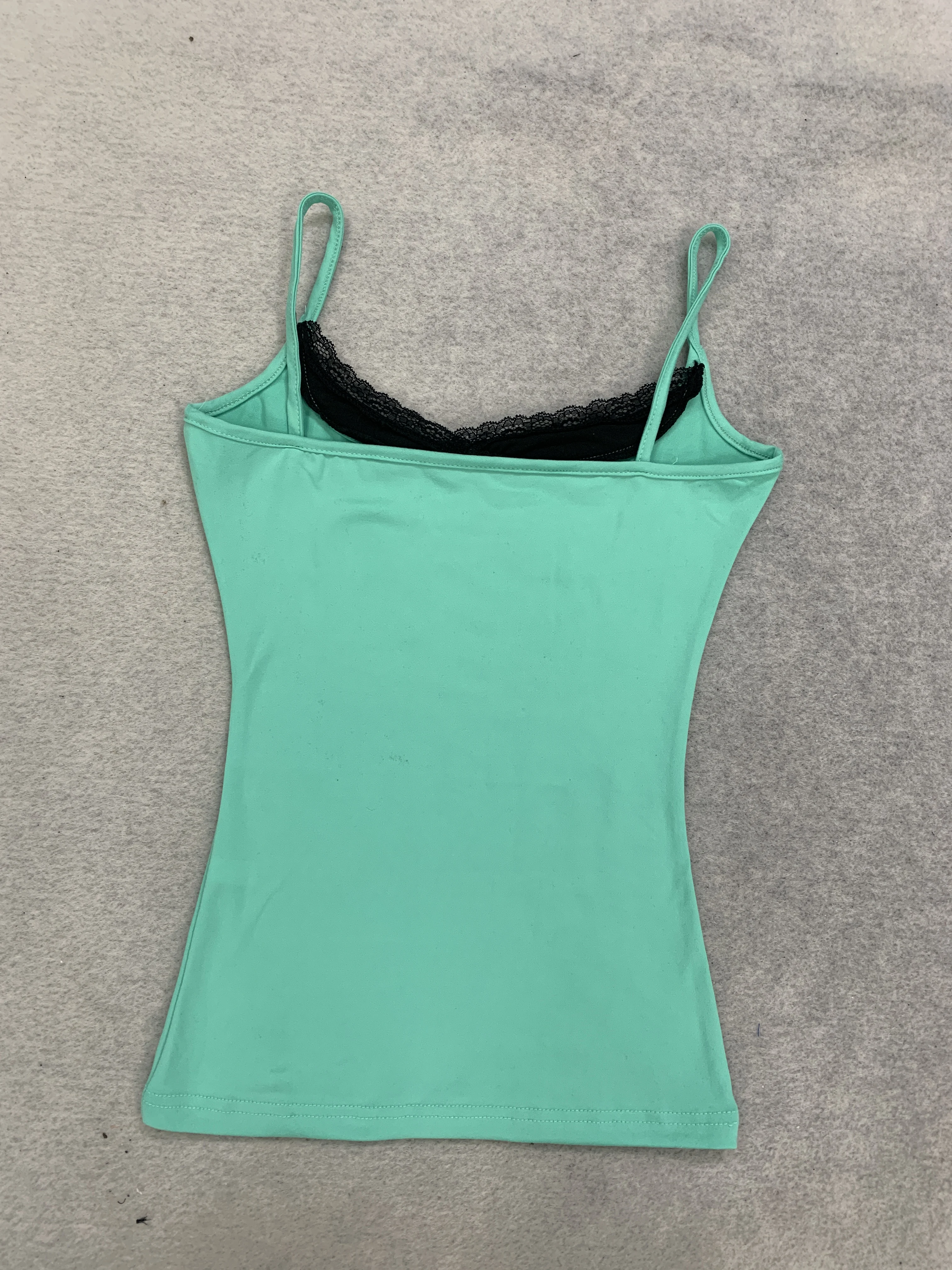Y2K Hot Girl Einfarbiges Tanktop mit dünnen Trägern, seitlicher Spitzenverzierung, eng anliegend, ärmellos, lässiges Street-Style-Top. – Detail 16