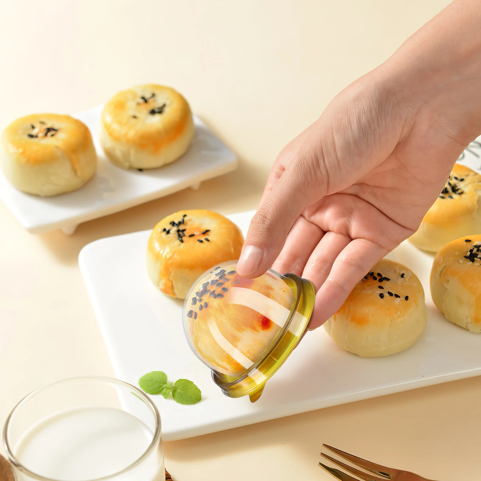 

200pcs Plastic Suction Packaging Box Transparent Food Safe Reusable Golden Bottom For Dessert Cake Shop Round Moon Cake Box
