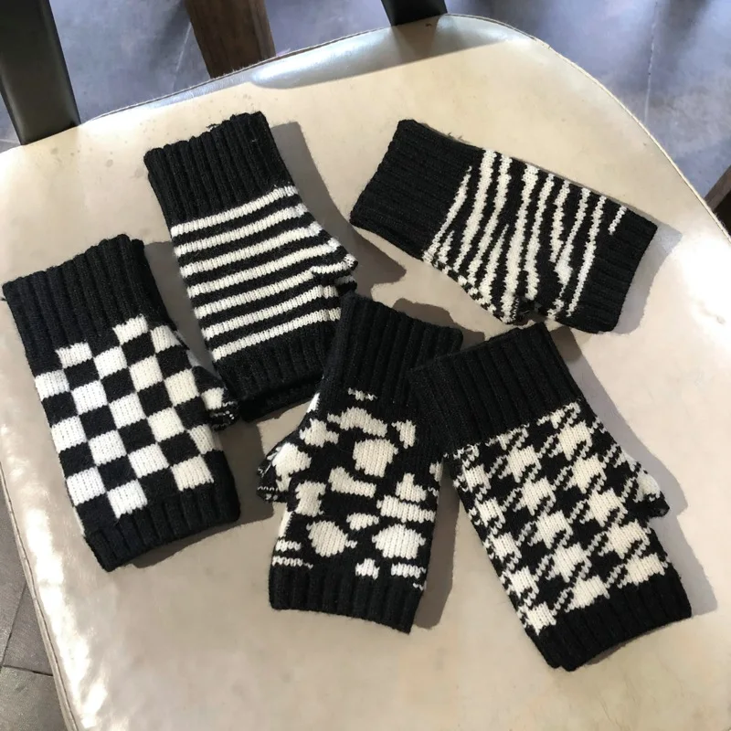 

1 Pairs Women's Gloves Autumn Winter Black And White Plaid Half Finger Knitted Mittens High-quality Thick Warm Gloves For Girl