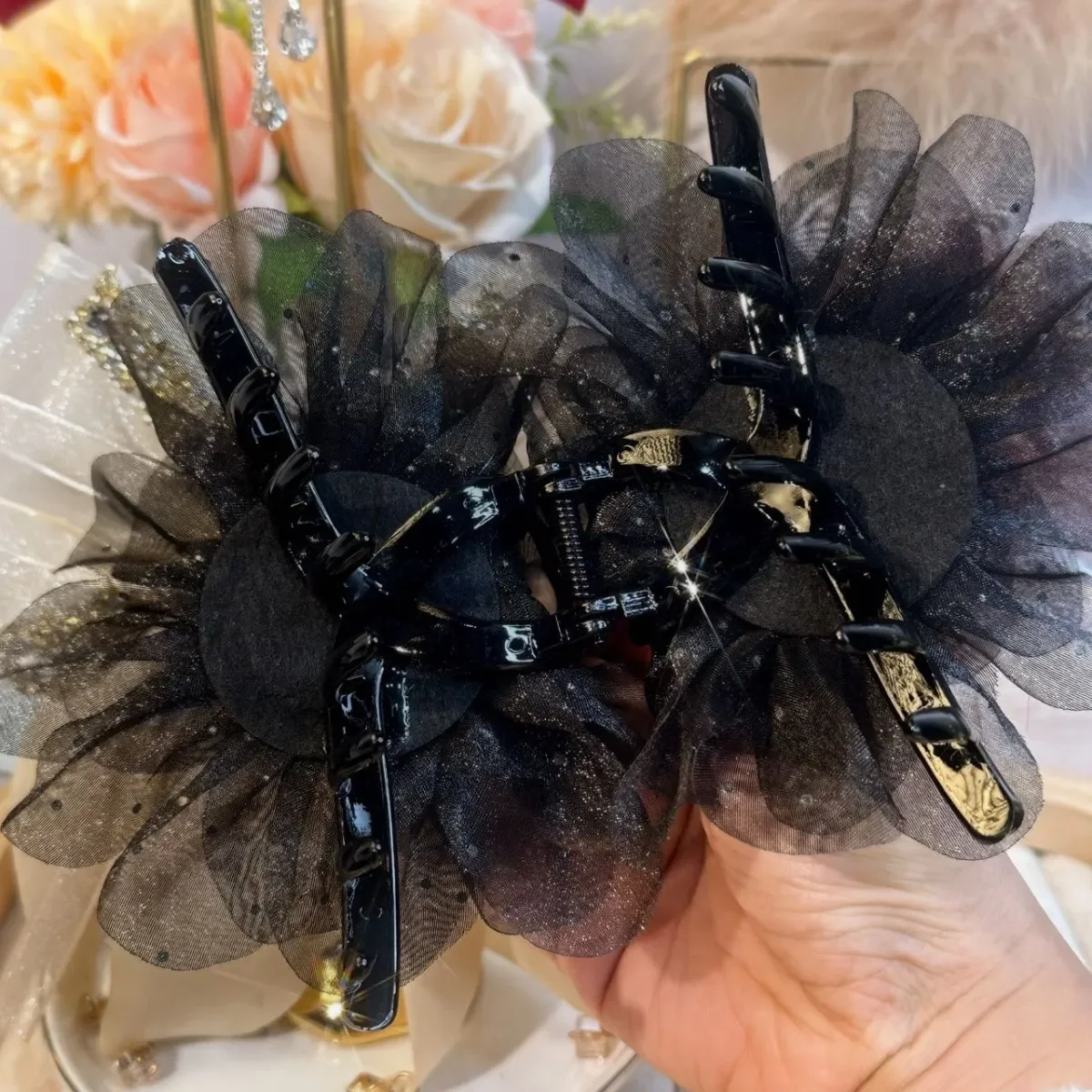 Tocado nuevo negro para mujer, pinzas para el pelo esponjosas con flores y plumas, Clip de tiburón a la moda de lujo, accesorios para el cabello para mujer 2024