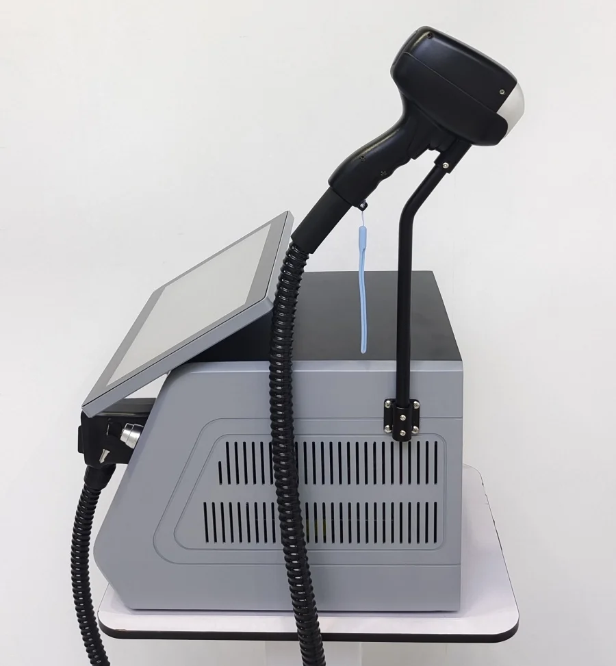 آلة إزالة الشعر بالليزر المهنية المحمولة 4000 واط ديود الكسندريت 4 أطوال موجية 755nm 808nm 1064nm نظام تبريد الجليد