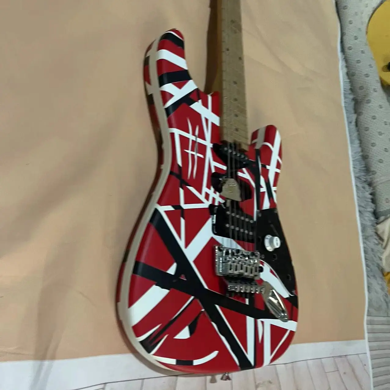 In stock, 6-chord matte Van Halen electric guitar, red body, chrome plated accessories, available in multiple colors, factory ph