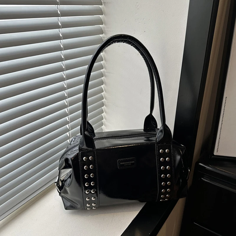 Metallnieten-Besetzte Boston-Handtasche, Stilvolle Damen-Umhängetasche mit Nieten-Dekor und Reißverschluss, Vintage Unterarmtasche, Große Kapazität Shopper-Tasche – Detail 11
