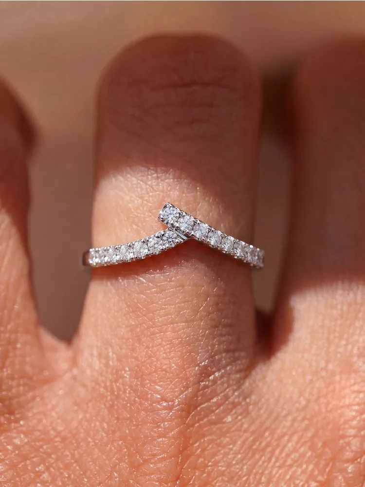 925 Sterling Silber Einfacher Klassischer V-förmiger Vollzirkon-Ring für Damen, Täglicher Verlobungs- und Hochzeitsschmuck, Luxuriöser Hochwertiger Edel-Schmuck – Detail 2