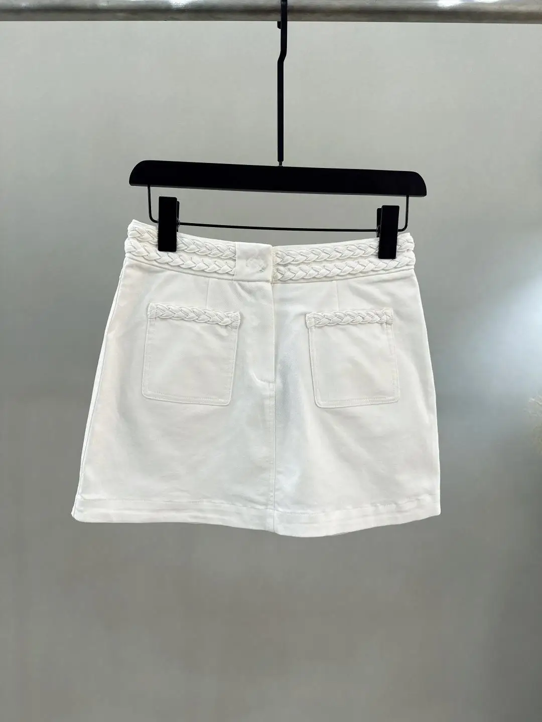 New Women's Golf Skirt: A figure-hugging mini skirt with a distinctive woven waistband—casual, slimming, and versatile
