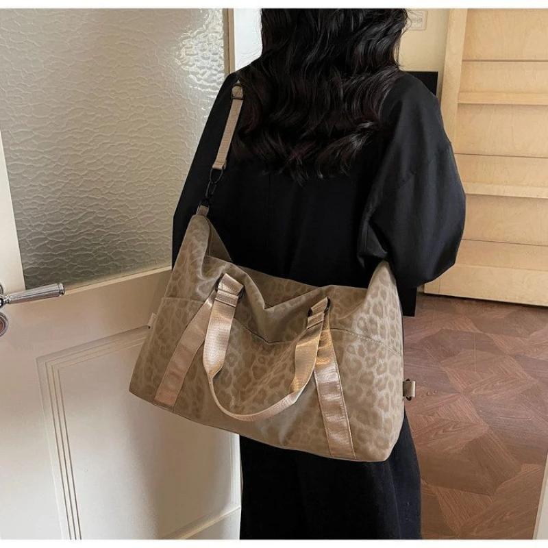PU Fitness Bag with Large Capacity and Multifunctional Tote Crossbody Bag, Lightweight and Suitable for Travel, Fitness, Yoga