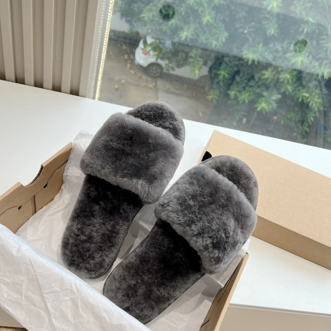 

New Autumn and Winter Classic Versatile Thick Fur Slippers for Women's Outdoor Wear, Home Warmth, Lamb Fur Integrated Trend