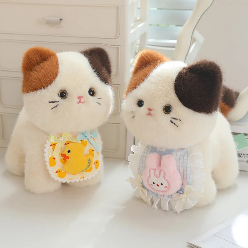 

20 СМ Бязь Кот ‌ Плюшевые игрушки, мягкая кукла-животное, милый ситцевый кот с нагрудником, мультяшная кукла для сопровождения подарков