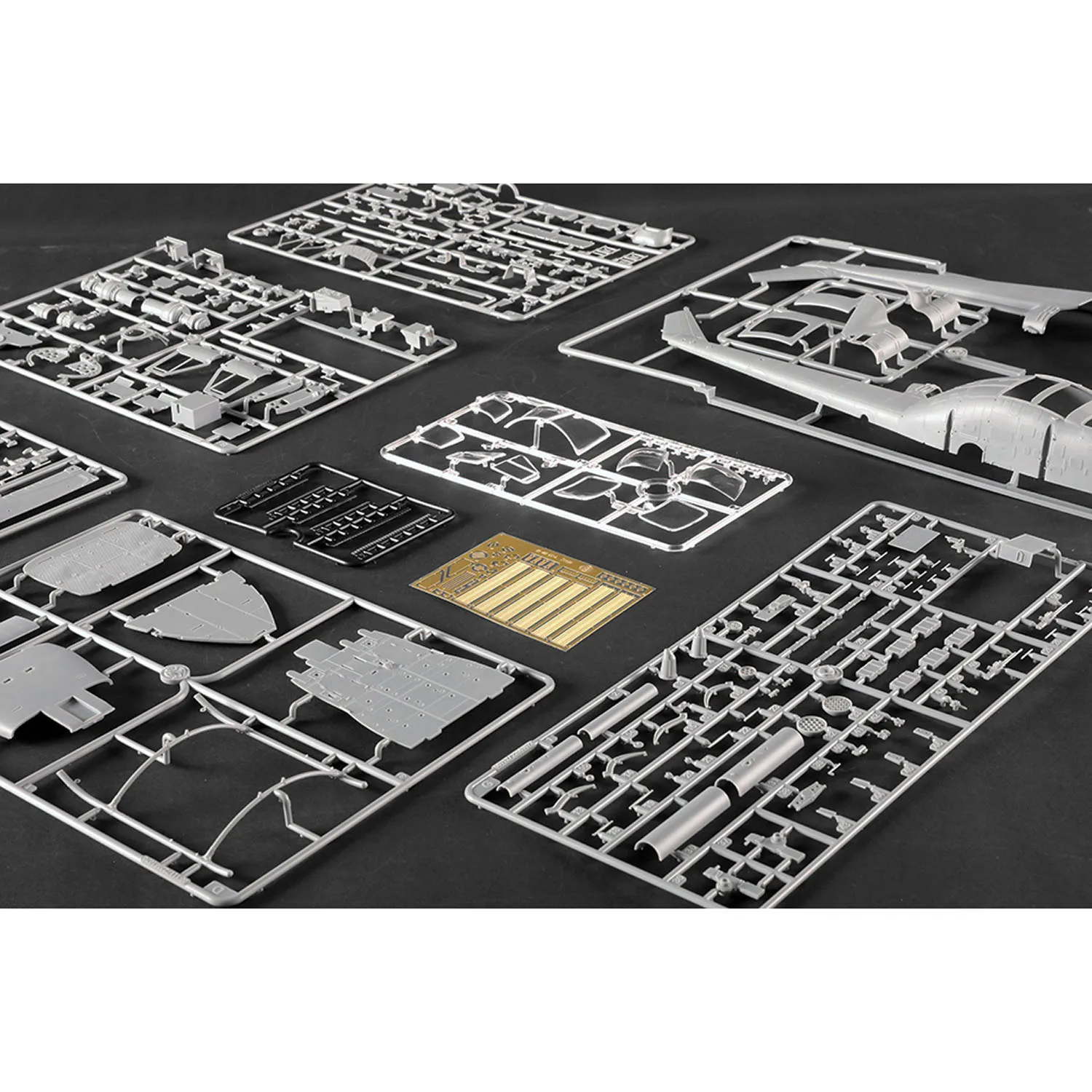 

1/35 UH-1B Huey Gunship Aircraft Model Kit 05112 Trumpeter Plastic Static Helicopter 330+ Parts Unassembled DIY Gifts Model