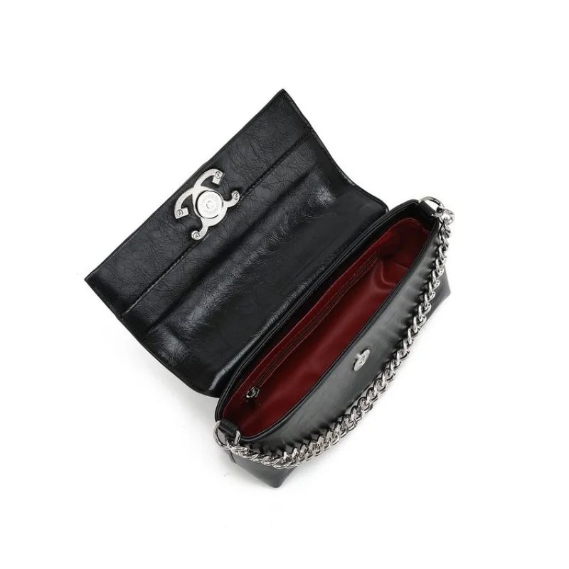 حقيبة يد نسائية فاخرة مصنوعة من الجلد الفاخر الذي تتميز بتصميم عصري ​