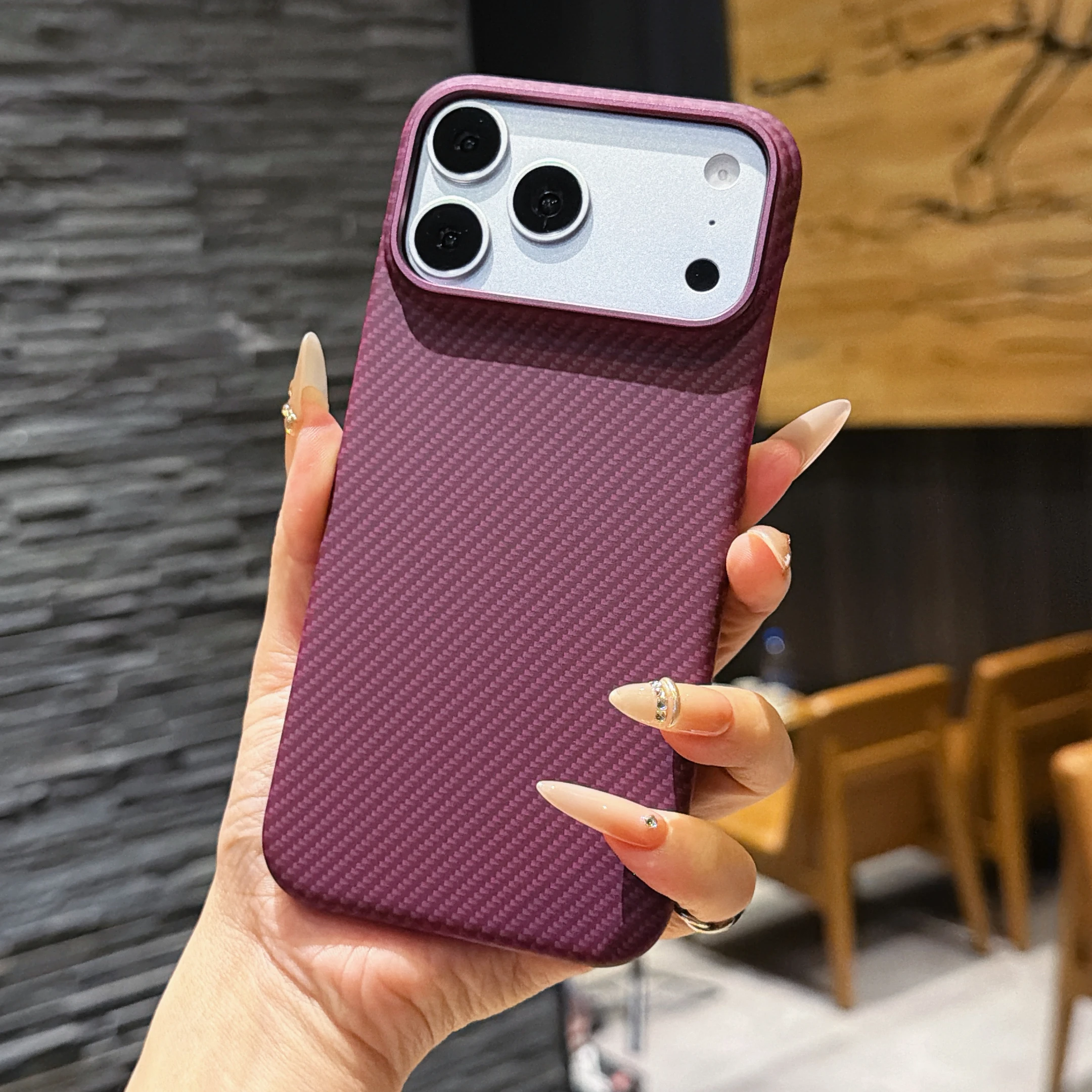 Luxuriöse Business-Handyhülle aus Kohlefaser für iPhone 18 Pro Max 17 Pro mit Metallknöpfen, schlankem Design, bequemem Griff und verschleißfester Abdeckung