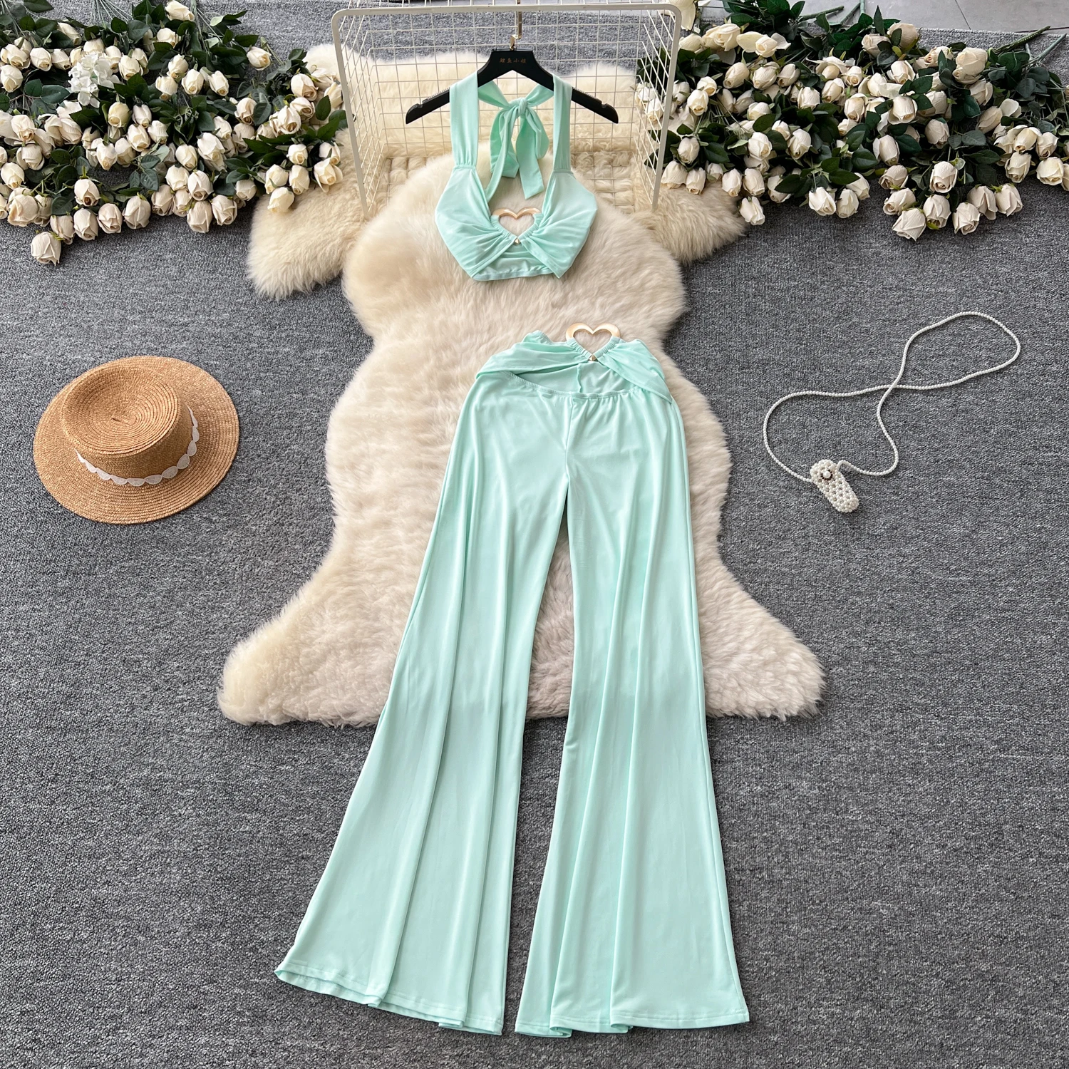 

Сексуальные комплекты из двух предметов. Шикарный топ с открытой спиной и модными комплектами широких брюк с высокой талией.