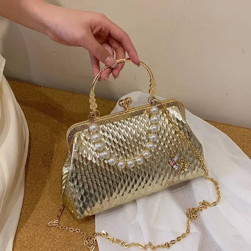 2023 Luxury Designer Women White Shoulder Bags Gold Silver Crossbody Bags Pearl Evening Clutch Chain Shell Clip Party Handbags