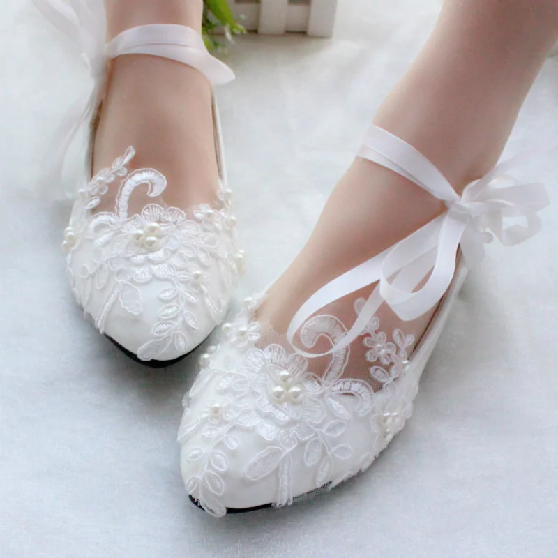 Fashion White Wedding Shoes Kitten High Heels Women Pump Heels Patent Leather Lace Appliques Beaded Bridal Shoes