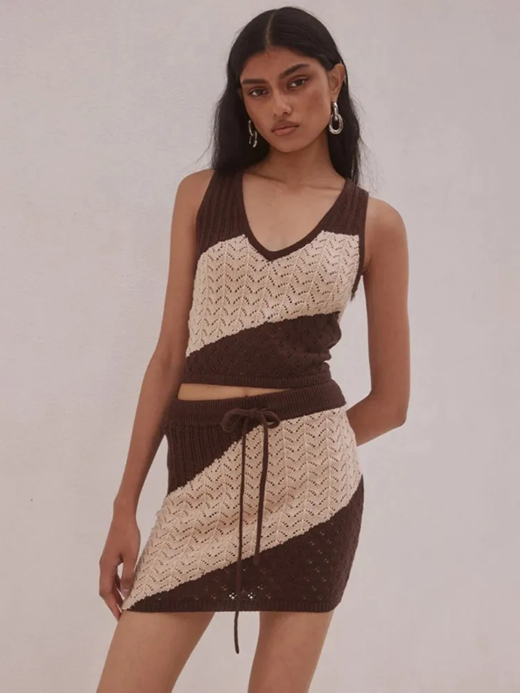 

2026 весна-лето элегантный вязаный пуловер женский костюм шикарный v-образный воротник ажурные топы без рукавов и эластичная мини-юбка Wasit