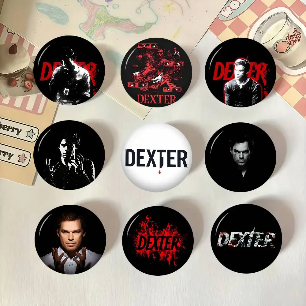 Broches con Foto de Dexter Morgan, Insignias Redondas Creativas de Anime y TV, Regalos