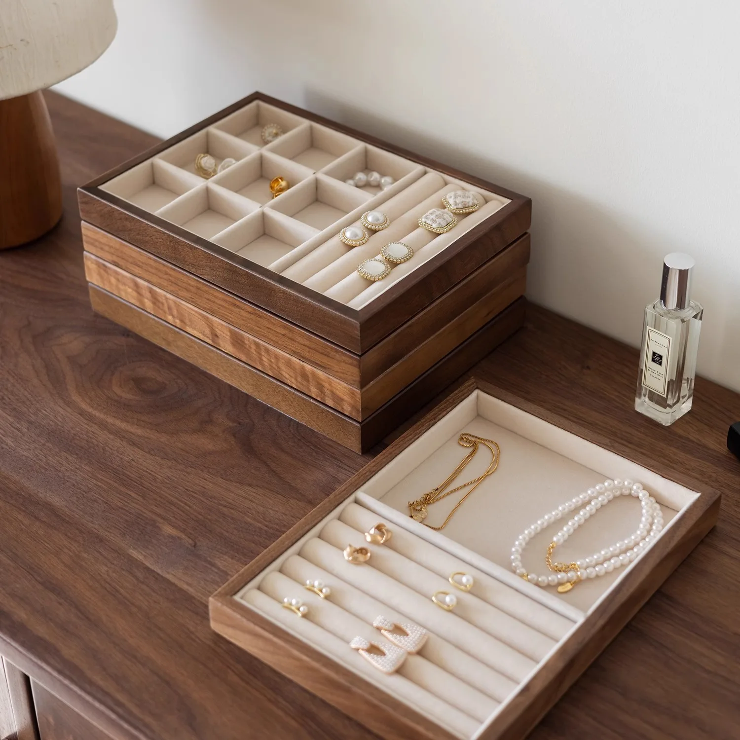 Large - capacity jewelry tray for displaying rings and necklaces, with flannelette lining for jewelry storage
