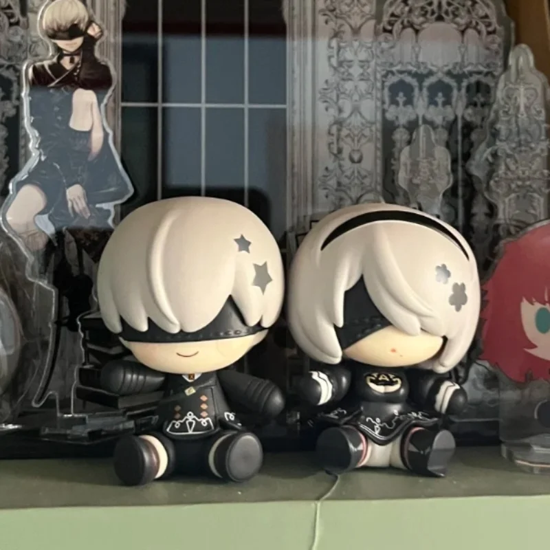 Nier Automata Animacja Gra Gadżety Peryferyjne Zabawki Magnesy na Lodówkę 2B i 9S Figurki Niezruchome Ozdoby Pokojowe Zabawka Prezent Niespodzianka