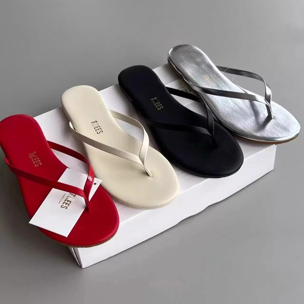 

Women's Lightweight Soft Flip Flops European and American Fashion Comfortable Flat Sandals for Summer Beach sandalias de mujer