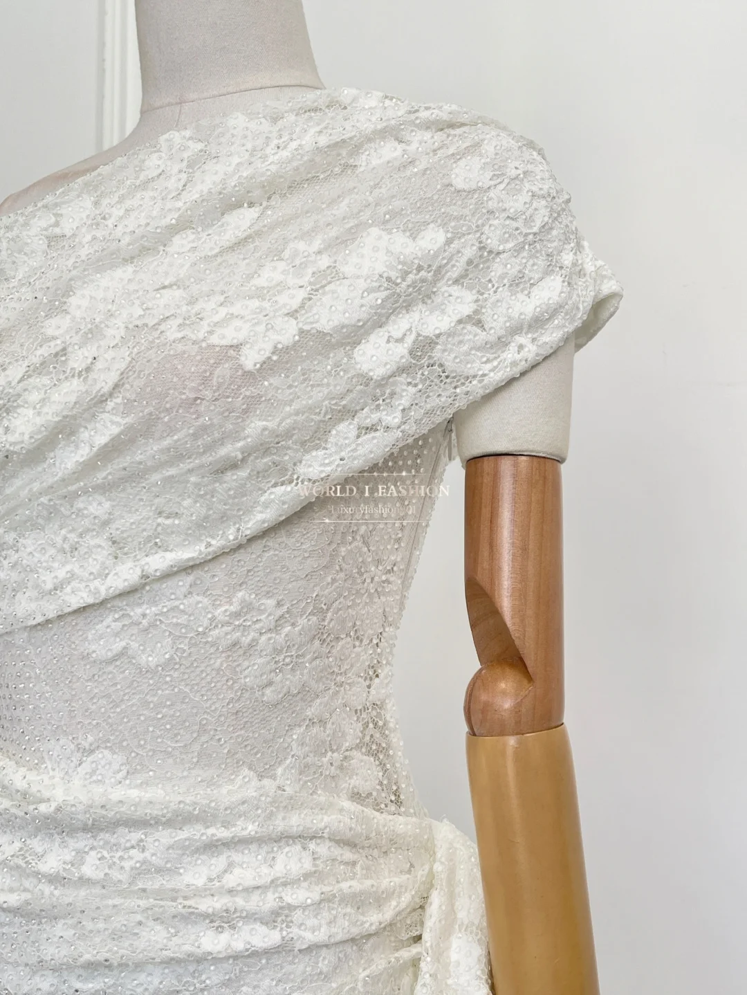 Nowa, piękna, biała sukienka mini z koronkowymi kwiatami, z odkrytymi ramionami i bez rękawów dla kobiet, rok 2025.