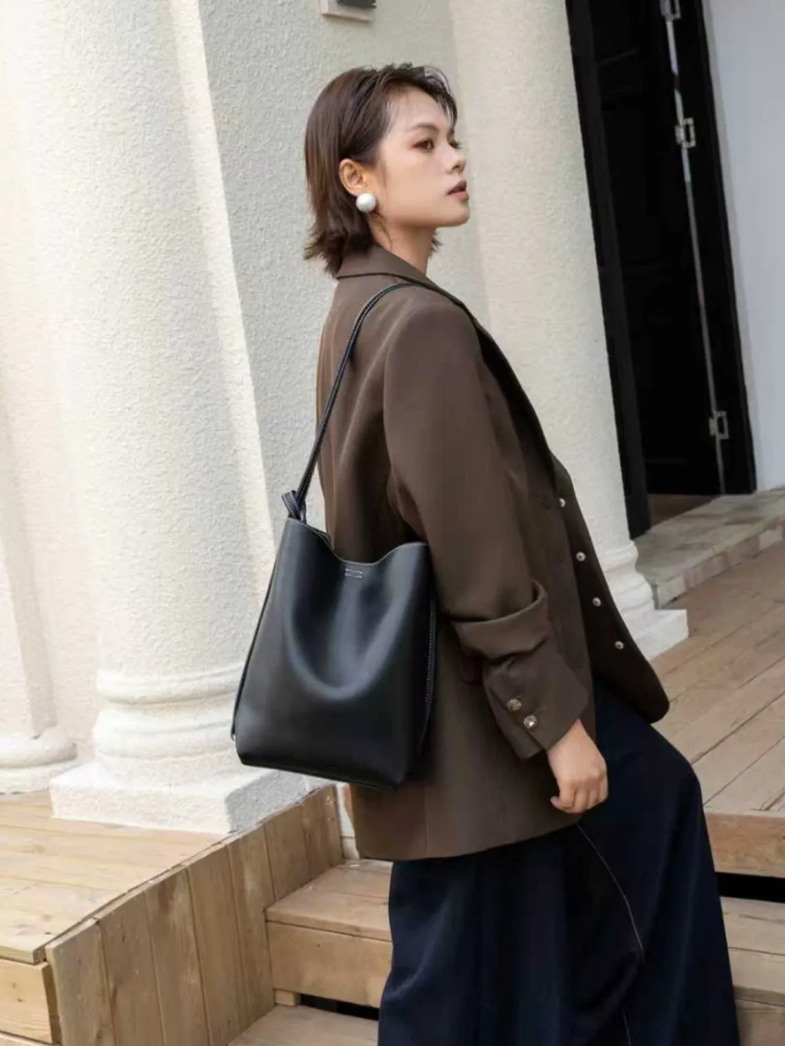 Torba skórzana 3 w 1, konwertowalna. Noszony może być jako plecak, torba na ramię lub torba crossbody. Wszechstronne i niezbędne dla Ciebie FW2025.