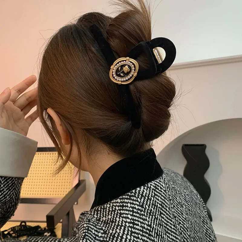 

Women's Shark Clamp Black Velvet Rose Flower Hair Clip French Vintage Small Fragrance Wind Hair Accessory