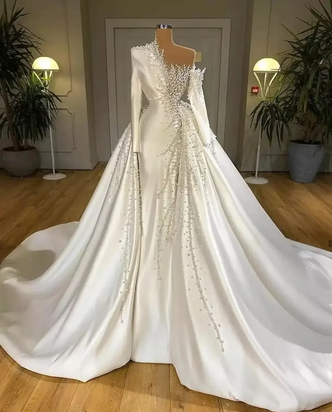 Abito da sposa a sirena con perline di perle lavorate a mano personalizzato con strascico staccabile Abiti da sposa in raso con maniche lunghe e monospalla