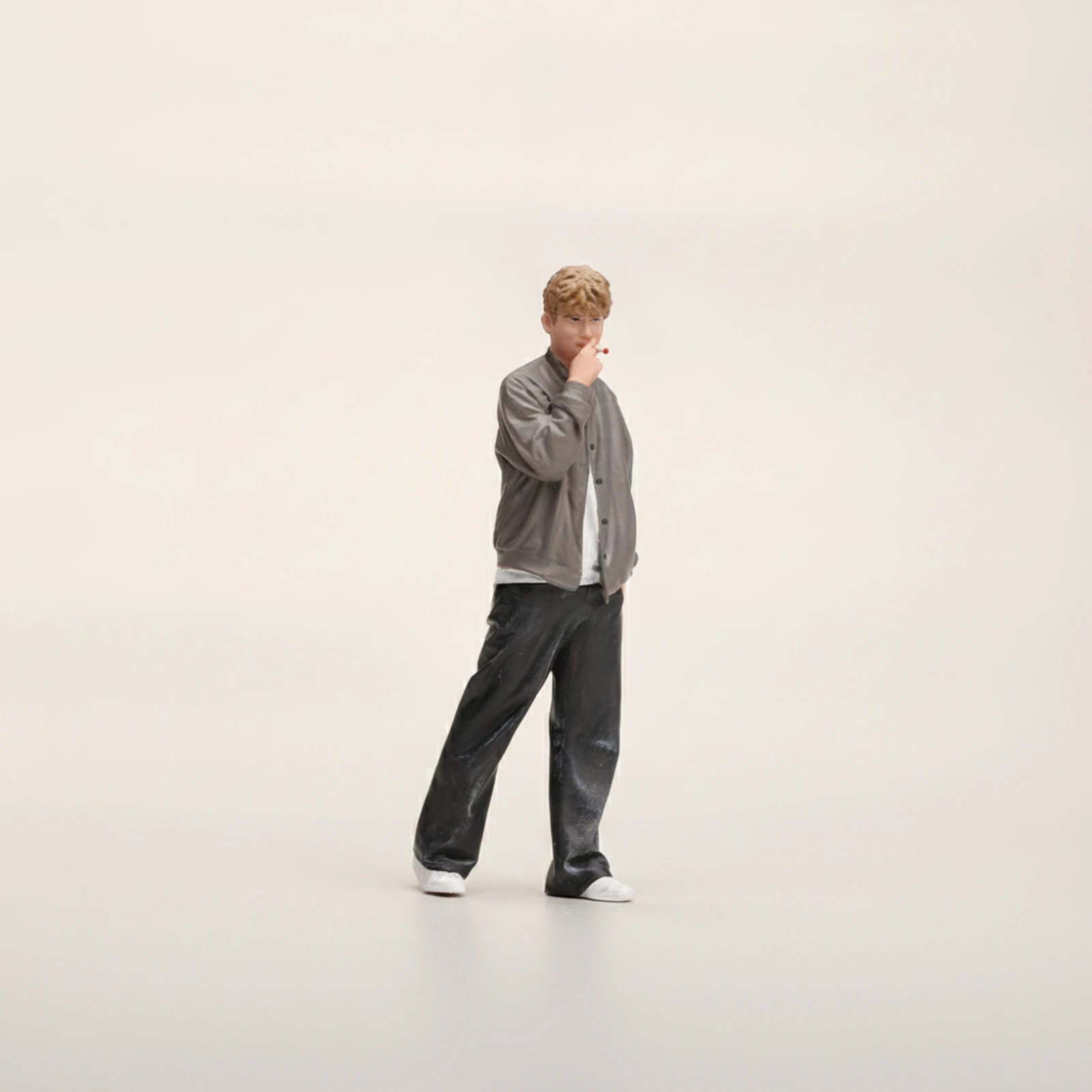 figurine-polyvalente-figurine-miniature-en-resine-a-l'echelle-1-18-figurine-de-personnage-en-resine-avec-cigarette-pose-peinte-a-la-main