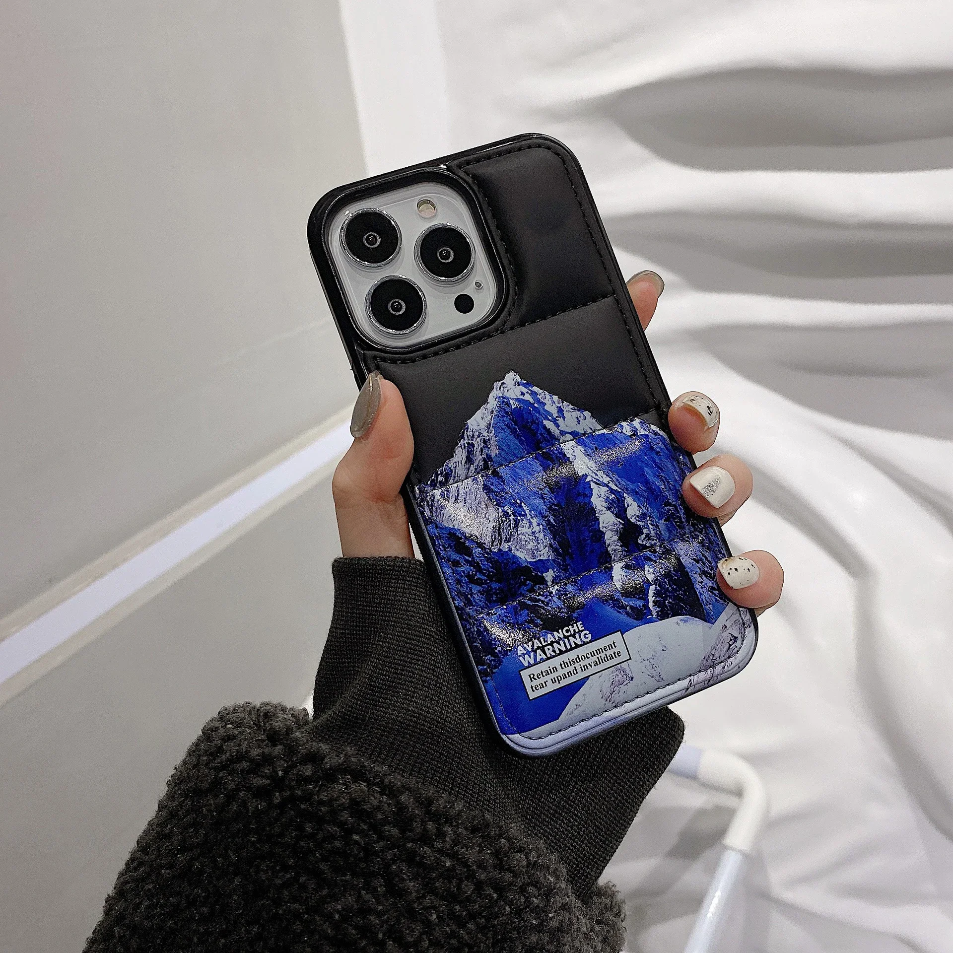 Funda de teléfono estilo chaqueta de plumas para iPhone 16 15 14 13 12 11 Pro Max XR, diseño de cumbre de montaña