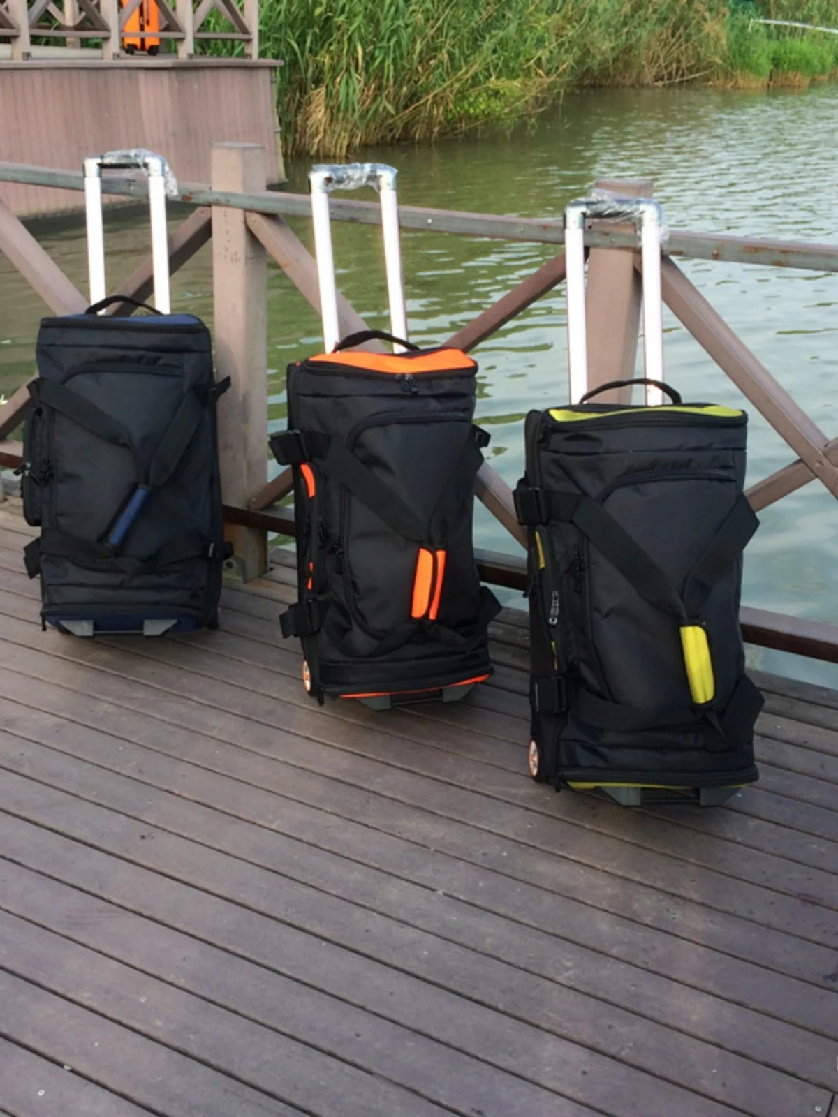 

Большая многофункциональная спортивная сумка для активного отдыха, катания на лыжах и регби, с выдвижной ручкой, двойными плечевыми ремнями и колесами