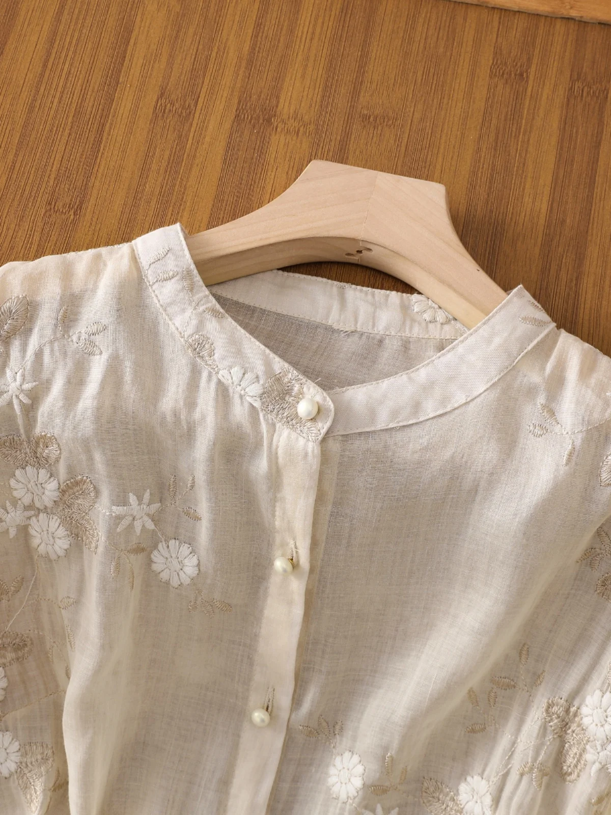 Haut d'été pour femmes, broderie florale artistique rétro, coupe ample, irt avec épissure de dentelle, col montant, Seven Sve