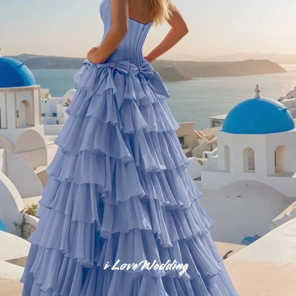 فستان حفلة موسيقية أزرق فاتح بدون حمالات 2025 بدون أكمام على شكل حرف a بفتحة جانبية بفيونكة متعددة الطبقات مطوي بطول الأرض فستان الحفلات حسب الطلب