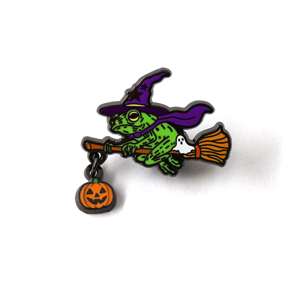 Halloween Frosch-Hexe Emaille-Brosche Besen Kürbis Geist Anhänger Abzeichen Rucksack Hut Feiertagsaccessoires Partygeschenk – Detail 7