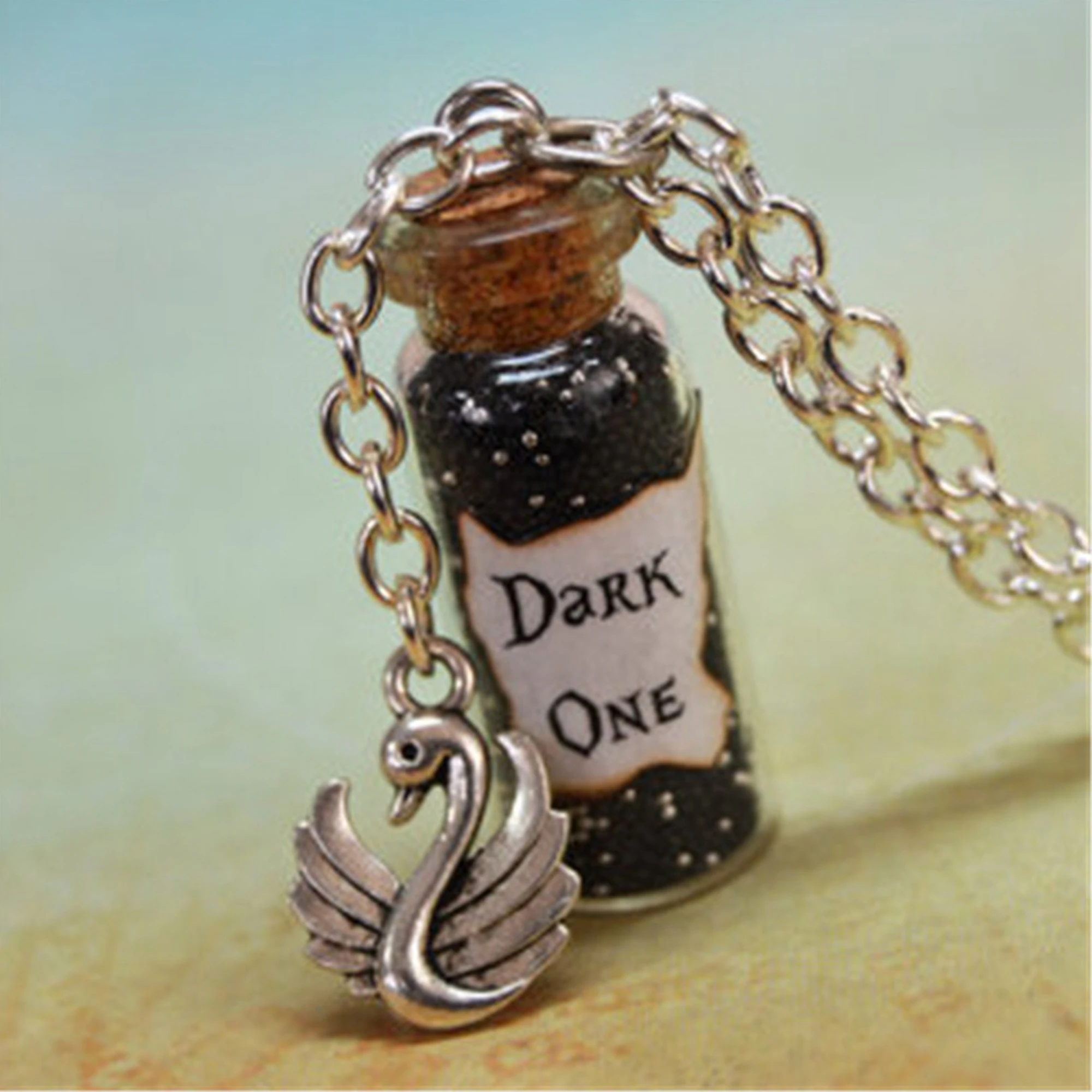 البجعة الداكنة في زجاجة زجاجية ، إيما سوان ، الظلام واحد ، مرة واحدة ، وقت مستوحاة المجوهرات #1