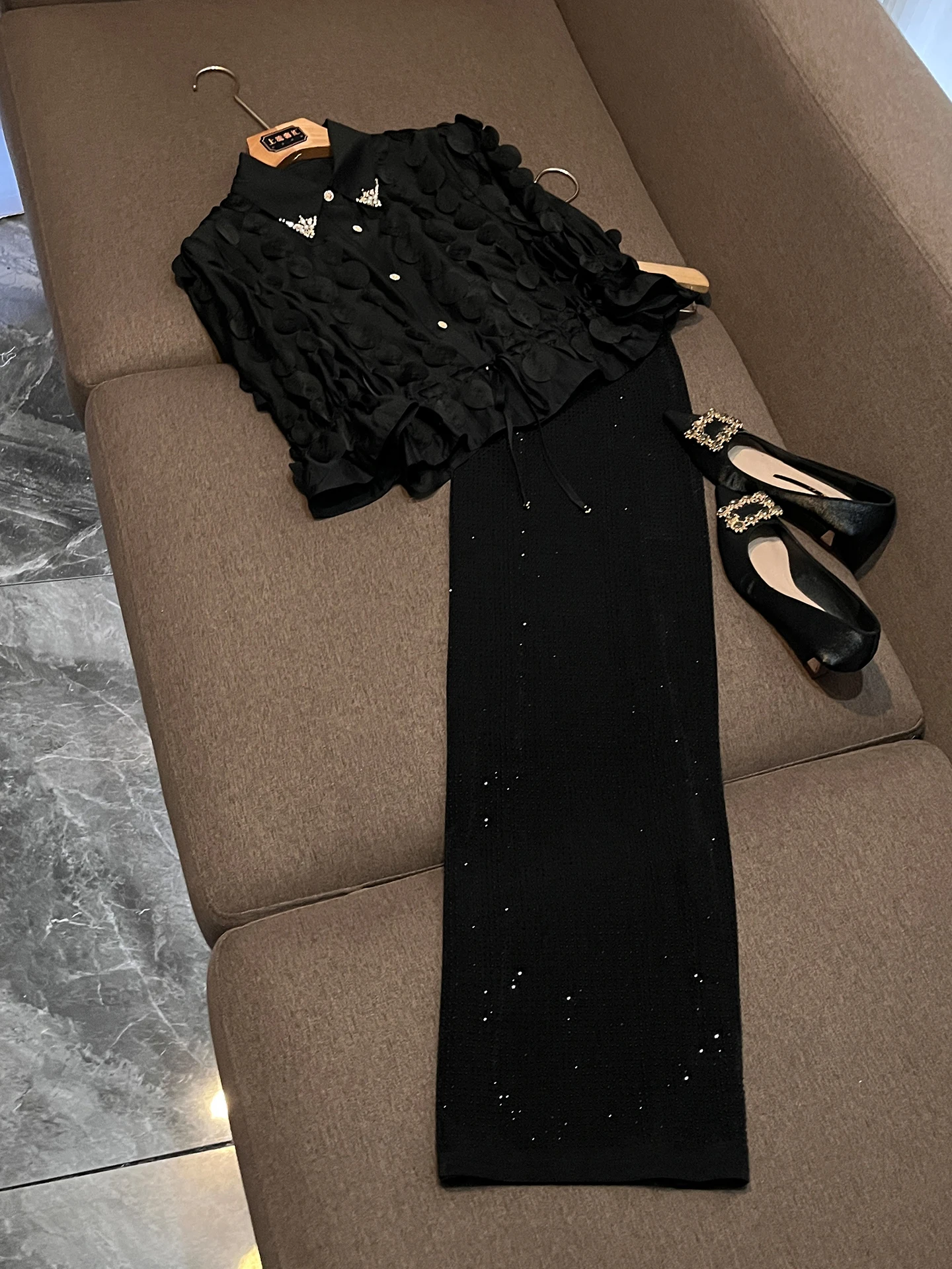 

Комплект из укороченной рубашки с длинными рукавами и полуюбки с жемчужным воротником, полностью закрывающий тело, весенний модный комплект