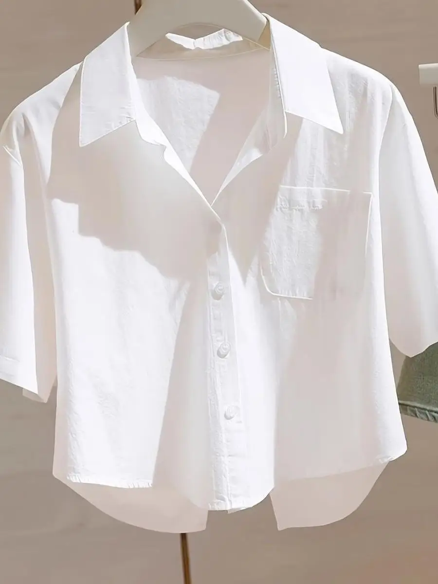 camisa-feminina-branca-solta-de-manga-curta-novo-estilo-de-verao-com-fenda-traseira-protecao-solar-e-mascara-facial-em-te