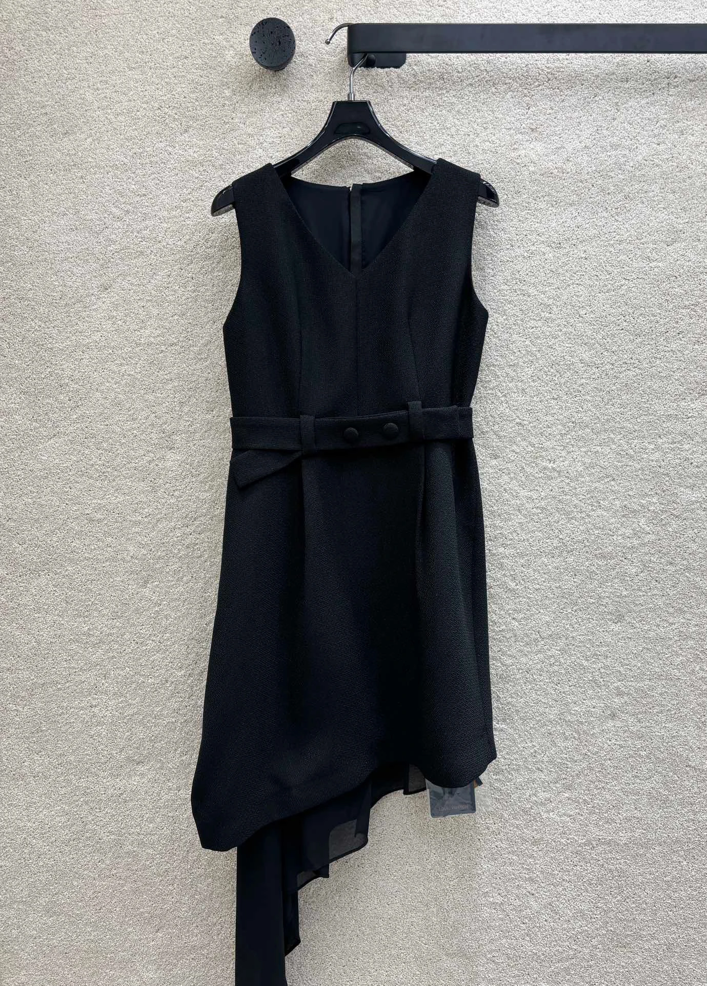 

Spring and summer new sleeveless V-neck dragline dress with waist skirt splicing irregular dragline atmosphere slimming