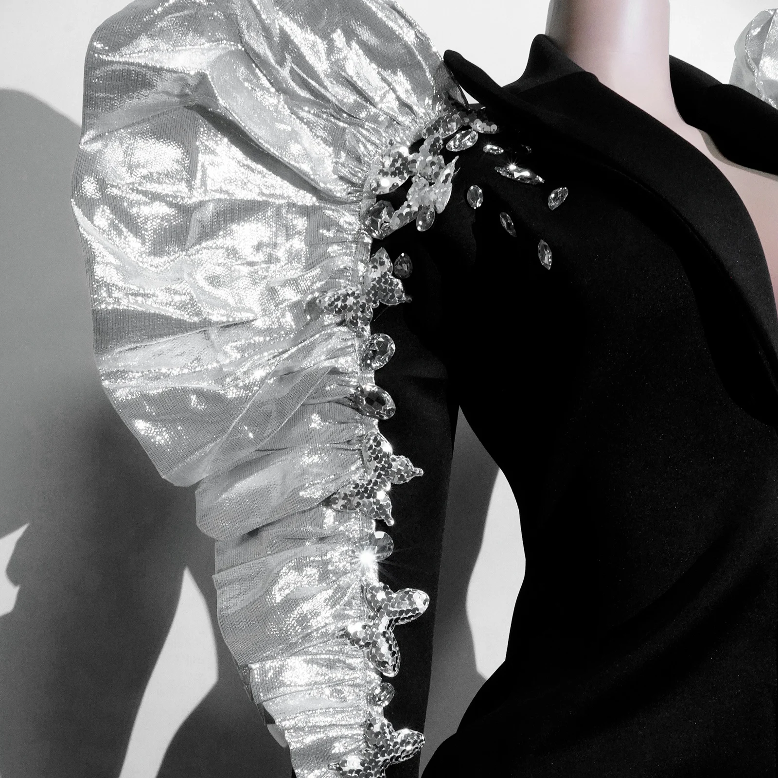 سترة gogo الفاخرة المصنوعة من حجر الراين واللؤلؤ اللامع زي المسرح المثير DJ Singer Bar ملهى ليلي زي أداء حفلة عيد الميلاد