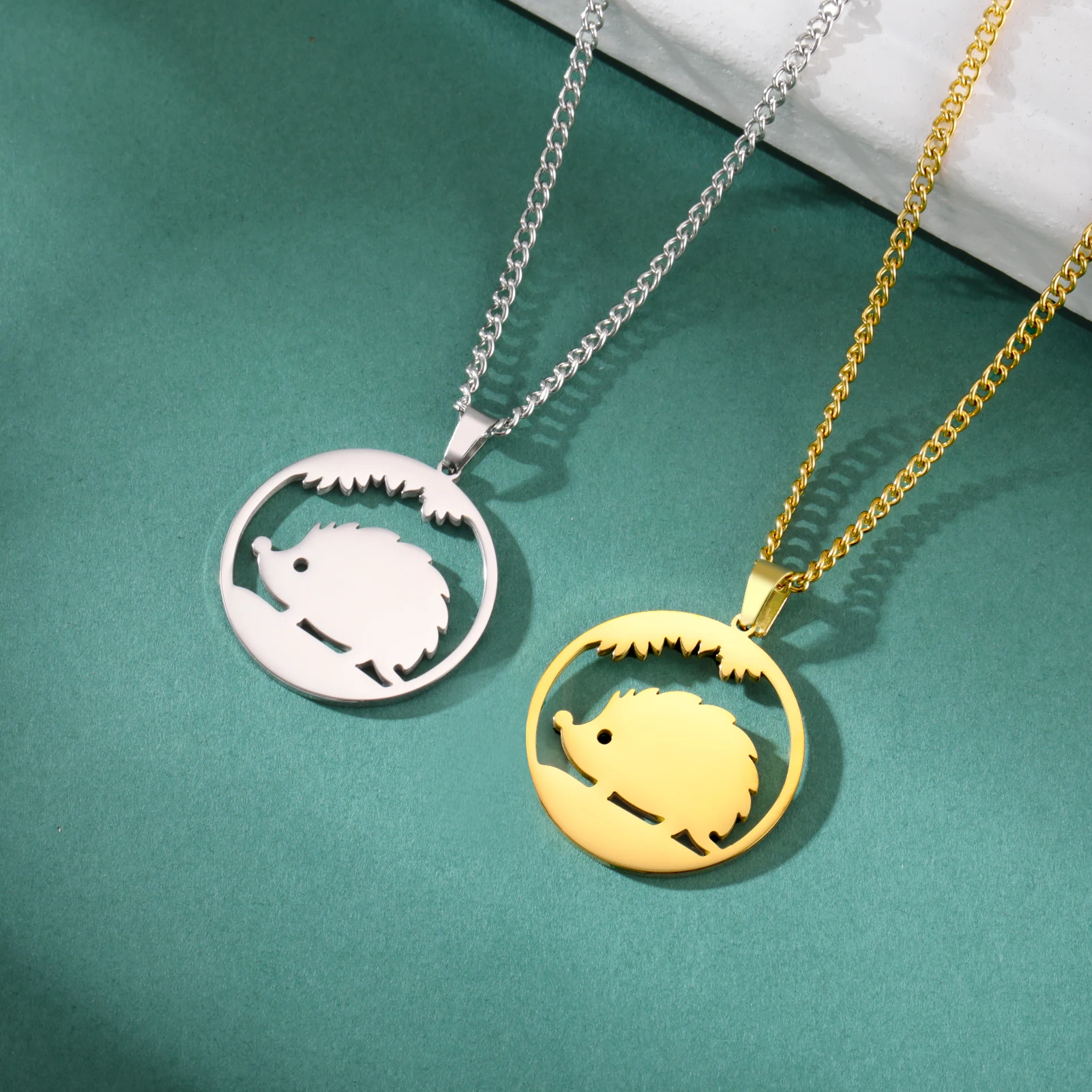 Skyrim Niedliche Igel-Anhänger-Halskette für Damen, Edelstahl-Halskette, Choke-Ring, modischer süßer Schmuck, natürliches Geschenk für Tierliebhaber