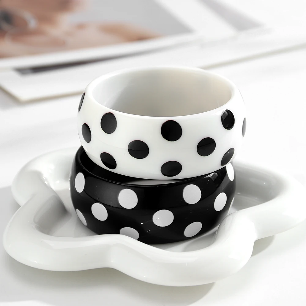 Retro Schwarz-Weißer Acryl-Armreif für Damen, Modischer Harz-Armreif mit Polka-Dot-Druck, Stapelbare Breite Armbänder, Statement-Schmuck Geschenk – Detail 3