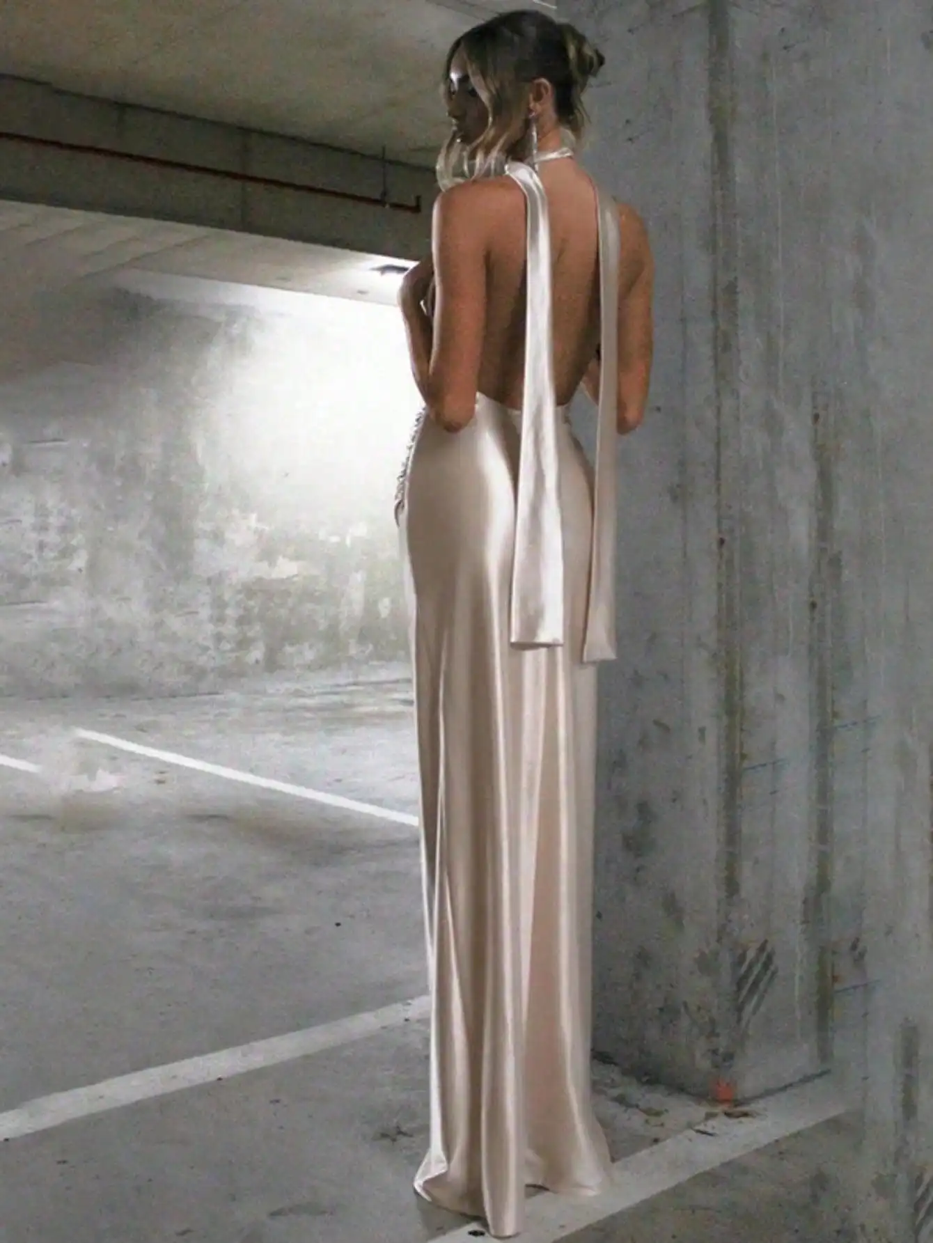 Elegancka satynowa suknia - drapowany dekolt w szpic i odkryte plecy z odpinanym szalem