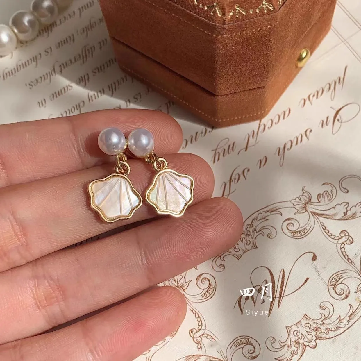 Koean Chic Gentle Exquisite Small Shell Earrings Versatile French Simple Pearl Ear Clip on Earrings for Women Without Piercing