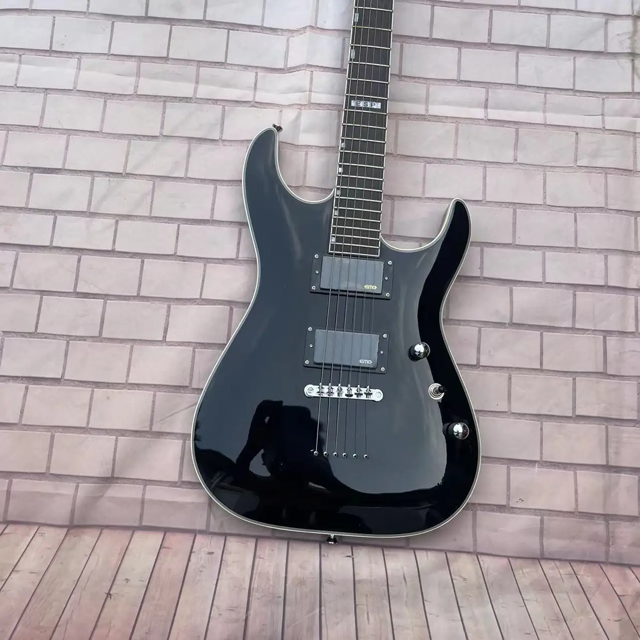 Guitar 6-string electric guitar, black body, rear string bridge, chrome plated accessories, factory real pictures, can be shippe