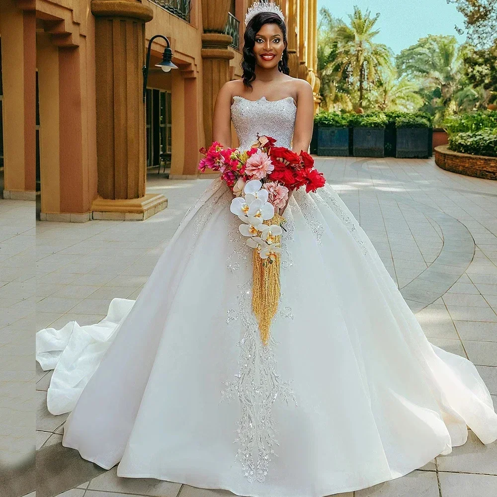 Maßgeschneiderte, trägerlose Ballkleider mit glänzenden Perlen und Pailletten für die Braut, Vestido De Casamento, voluminöses afrikanisches Brautkleid.